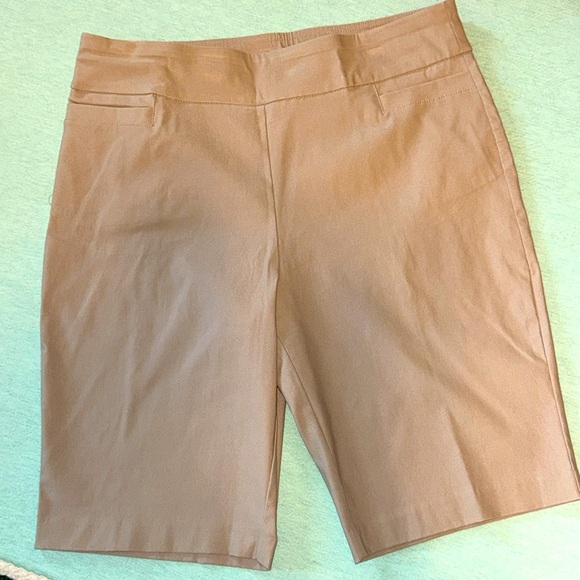 Kim Rogers Tummy control stretch beige Bermuda shorts size 16 NWOT, pull-on - Picture 6 of 12